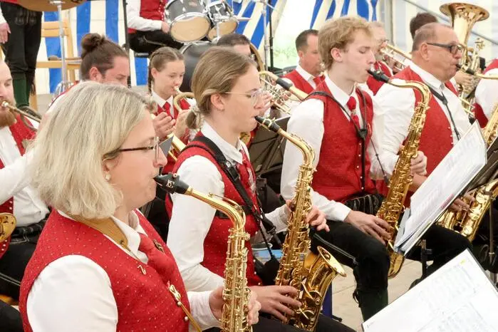 Auch beim Frühschoppen mit der Stadtkapelle Friesach (Foto) am Sonntag herrschte optimale Stimmung. Und sowohl Nachtschwärmer als auch Frühaufsteher konnten sich bereits ab sechs Uhr morgens beim Weckruf der Alpenblasmusikkapelle Glödnitz im Ort erfreuen. 