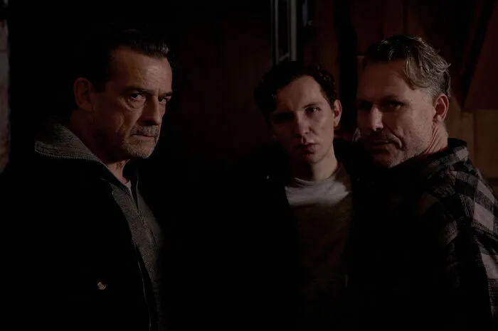 Die drei Gangster Armin Wiesner (Thomas Sarbacher, l.), Robert Vollmer "Robbie" (Leonard Carow, M.) und Hanno Pottek (Dirk Borchardt, r.) suche die Diamanten aus einem Raubzug.