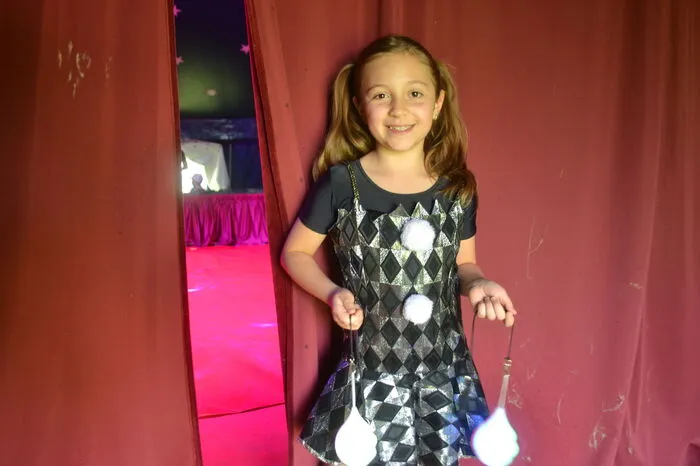 Großen Gefallen am Zirkus gefunden hat auch Leonora Hibler (8) aus Großwilfersdorf. Sie steht, wann immer sie Zeit hat, mit in der Manege des Circus Volantis und präsentiert Kunststücke.