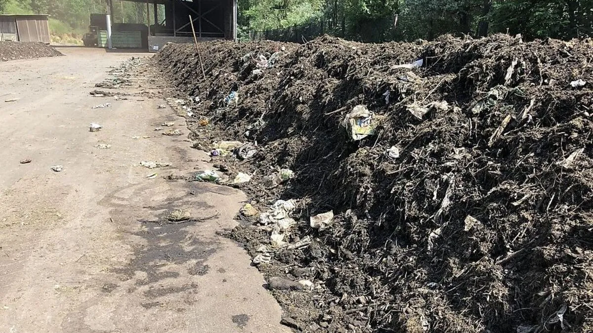 Flaschen, Sackerl, Blumentöpfe, sogar Schuhe landen im Biomüll. Das Plastik wird grob per Hand aussortiert, den Rest erledigen Maschinen