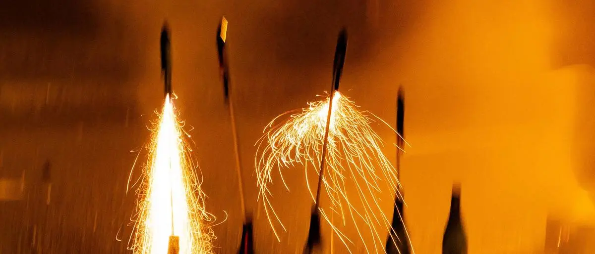 Feuerwerksraketen werden am 01.01.2024 in der Silvesternacht in Guenterberg gezuendet. Firework rockets will be launched on New Years Eve in Guenterberg on 01.01.2024. search: Nachtaufnahmen Europa Deutschland Brandenburg Aussenaufnahme Boeller Boellerei Feier Feste Feuerwerke Jahreswechsel Knaller Knallerei Raketen Silversterknaller Silvester Silvesterfeier Silvesterkracher Bodenfeuerwerk Brauch Brauchtum Deutschland Europa Explosionen Feiern Feinstaub Feinstaubentwicklung Feinstaubbelastung Feinstaeube Feuerwerkskoerper Fontaene Fontaenebatterie Rakete Raketenbatterie Funkenflug Jahresanfang Jahresbeginn Jahresende Knall Leuchtfeuerwerk Licht Lichtspiel Nacht Nachtaufnahme Neujahr Pyrotechnik Qualm Rauch Rauchschwaden Strasse Sylveste