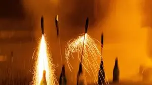 Feuerwerksraketen werden am 01.01.2024 in der Silvesternacht in Guenterberg gezuendet. Firework rockets will be launched on New Years Eve in Guenterberg on 01.01.2024. search: Nachtaufnahmen Europa Deutschland Brandenburg Aussenaufnahme Boeller Boellerei Feier Feste Feuerwerke Jahreswechsel Knaller Knallerei Raketen Silversterknaller Silvester Silvesterfeier Silvesterkracher Bodenfeuerwerk Brauch Brauchtum Deutschland Europa Explosionen Feiern Feinstaub Feinstaubentwicklung Feinstaubbelastung Feinstaeube Feuerwerkskoerper Fontaene Fontaenebatterie Rakete Raketenbatterie Funkenflug Jahresanfang Jahresbeginn Jahresende Knall Leuchtfeuerwerk Licht Lichtspiel Nacht Nachtaufnahme Neujahr Pyrotechnik Qualm Rauch Rauchschwaden Strasse Sylveste