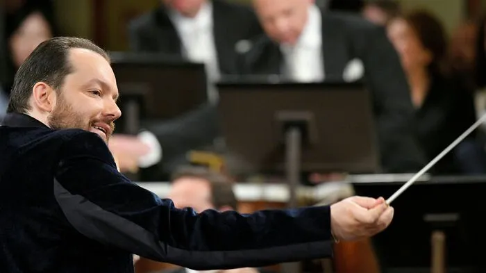Andris Nelsons hat sein Debüt als Dirigent des Neujahrskonzerts souverän bestanden.