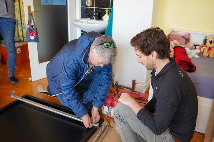 Werner Kugler completes the few steps required to install the power plant on the balcony under the supervision of EET CEO Christoph Grimmer |  Werner Kugler completes the few steps needed to install the power plant on the balcony, under the supervision of EET CEO Christoph Grimmer.