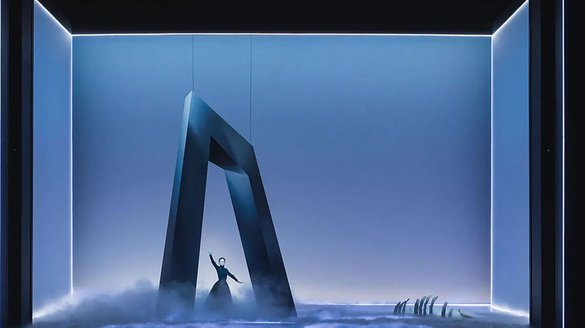 Ein schwarzer, monumentaler Bogen, der die Passion Christi symbolisieren könnte.