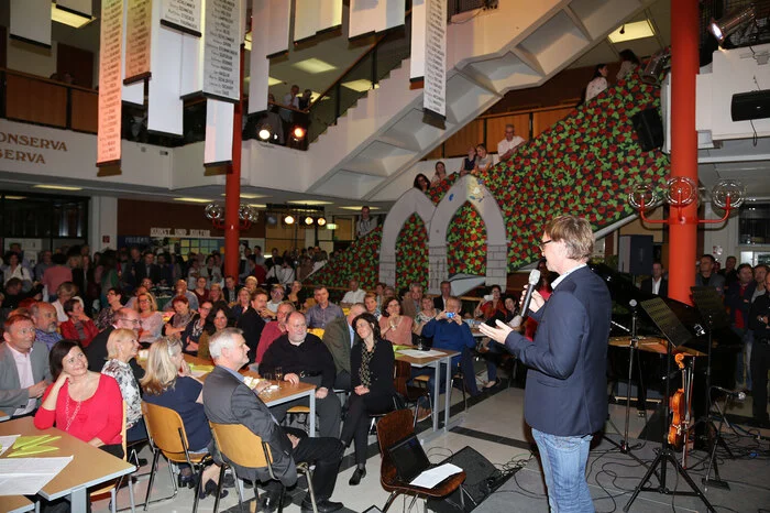Als Bürgermeister und Absolvent der Schule richtete Bürgermeister Erwin Eggenreich einige Grußworte an die zahlreichen Gäste des Mega Absolvententreffens.