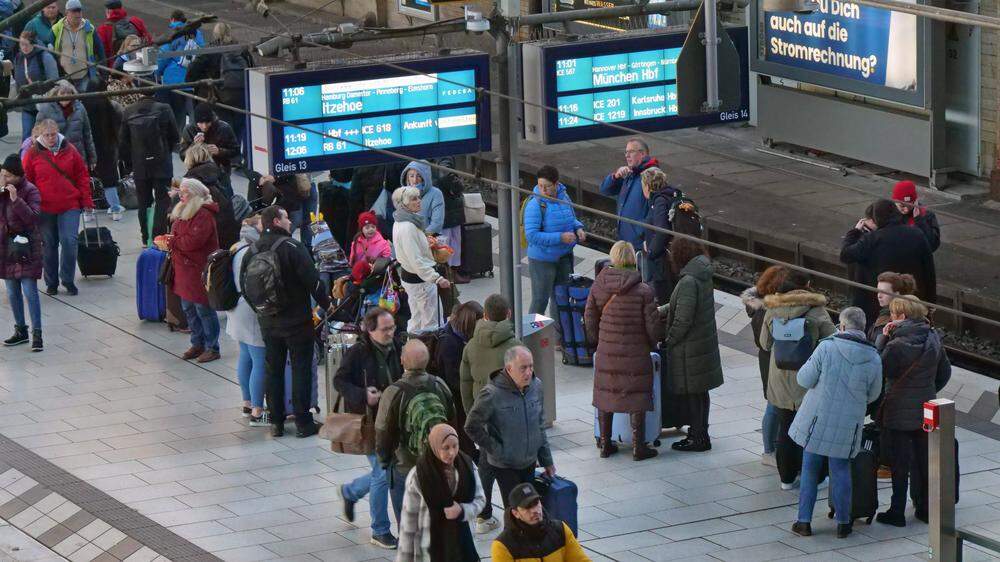 Menschen warten am Bahnsteig | 2023 kam es bei der Deutschen Bahn zu vielfachen Verspätungen.