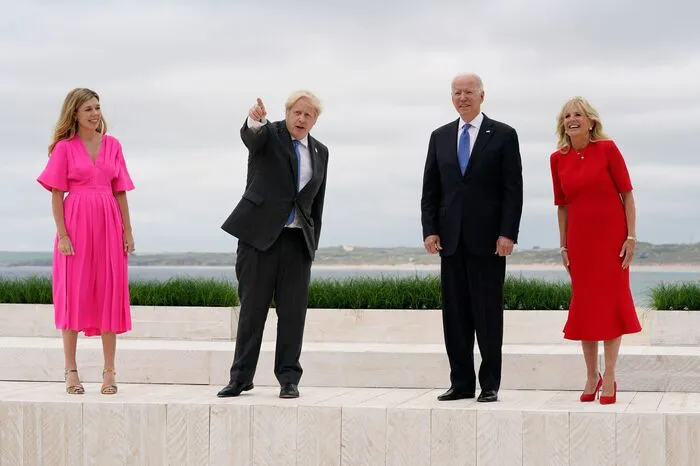 Auf diesen Moment hat Boris Johnson wohl lange gewartet: Mit seiner Frau Carrie präsentiert er sich der Welt mit dem amerikanischen Präsidentenpaar an seiner Seite.