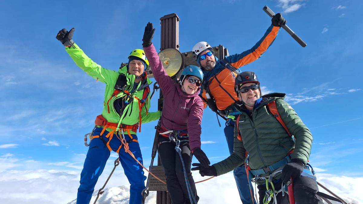 Bernhard Kaut (Dritter von links) und sein Team feierten Gipfelsieg am Großglockner