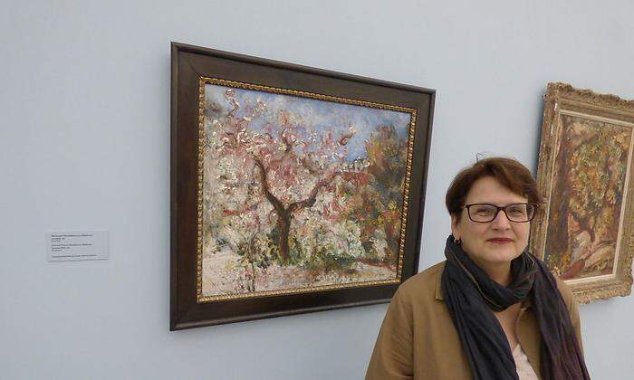 Lentos-Chefin Hemma Schmutz vor Jean Eggers Gemälde "Blühender Mandelbaum auf Mallorca" (1932/33) 