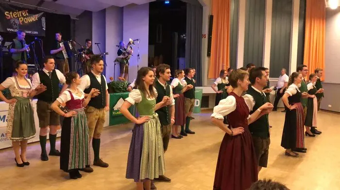 Eröffnet wurde der Ball mit einer flotten Polonaise.