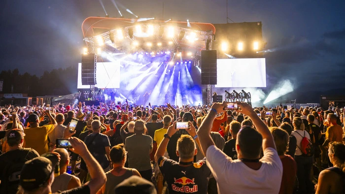 Liveacts auf der Eventbühne lassen den Puls auch abseits des Renngeschehens in die Höhe schnellen