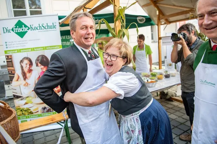 Sichtlich Spaß beim Backen hatten LK-Präsident Franz Titschenbacher mit Landesbäuerin Gusti Maier. Auch heuer findet das Krapfenbacken in Stadtbauernhof statt