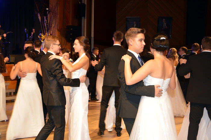. . . In der Stadthalle wurde unter dem Motto „Last Nomination – unser Weg zu den Awards“ gefeiert und getanzt.