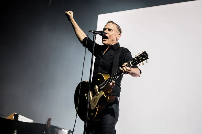 Und los geht's: Bryan Adams rockte die Messe.
