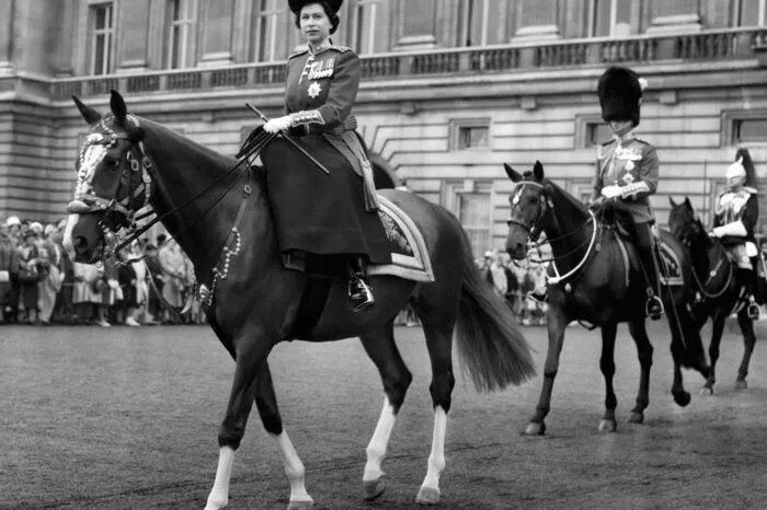 Elizabeth wurde in einem Londoner Stadthaus ihrer Großeltern mütterlicherseits in der Bruton Street 17 geboren – niemand ahnte, dass ihr Vater König wird. Heute ist dort das China-Restaurant "Hakkasan Mayfair".