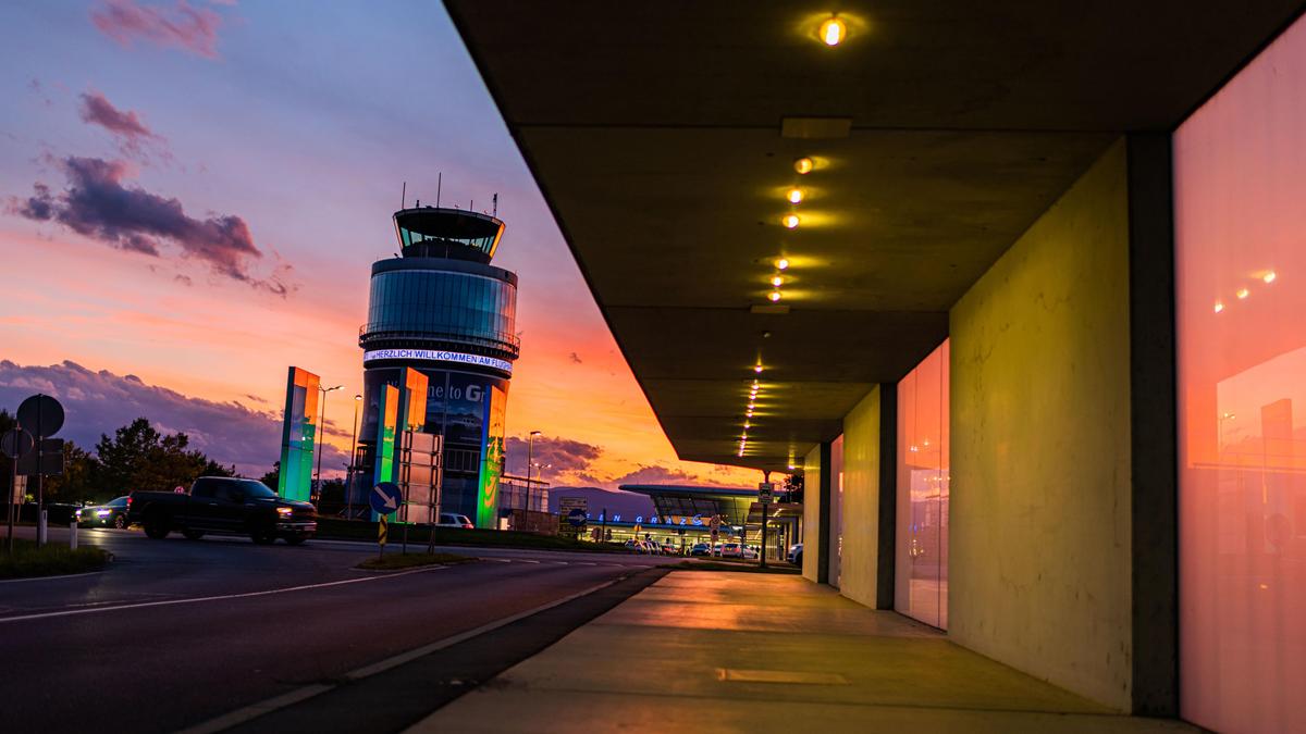 Aktuell führt ein teils überdachter Gehweg zum Flughafen