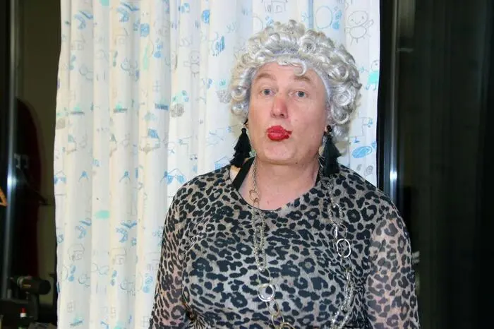 Weitere Vorstellungen von „Eine Tante kommt selten allein“ gehen am 28. und 29. März, sowie am 4., 11. und 12. April um jeweils 19.30 Uhr im Turnsaal der Volksschule Salla über die Bühne.