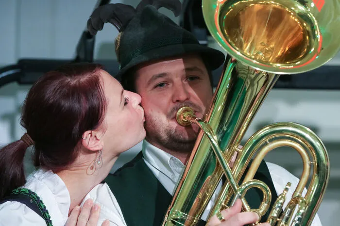 Für einen Musikanten gab es sogar ein Bussi als Belohnung.
