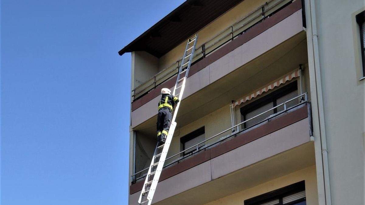 Mit der Leiter gelangten die Einsatzkräfte auf den Balkon der Frau