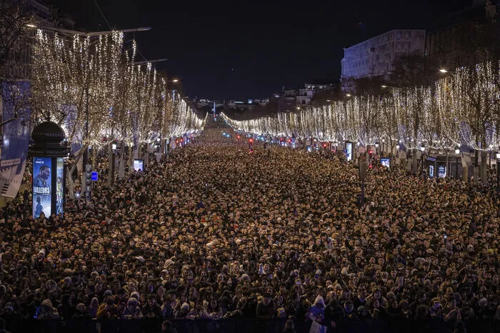 Menschenmassen wälzten sich in Paris über die Champs Elysee.