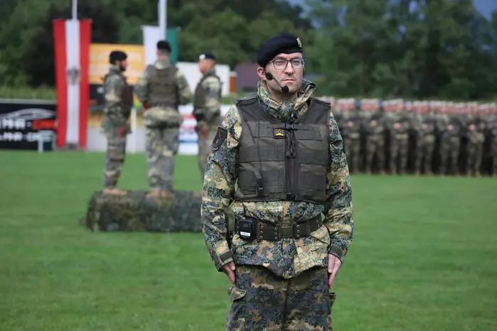 Oberst Günther Rath kommandierte die Angelobungsfeier nach der Flaggenhissung. Diese wurde von der Militärmusik Burgenland feierlich umrahmt. 