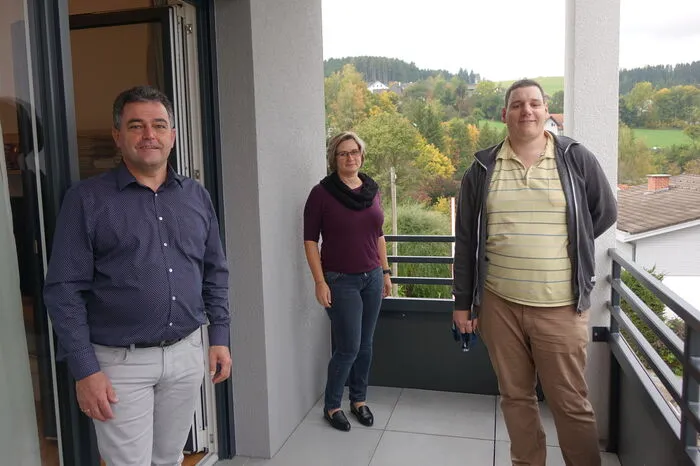Sobeges-Geschäftsführer Franz Schwarz, Sabine Mandl (pädagogische Leitung der Tageswerkstätte und für das Wohnhaus) und Peter Struschka auf seinem Balkon.