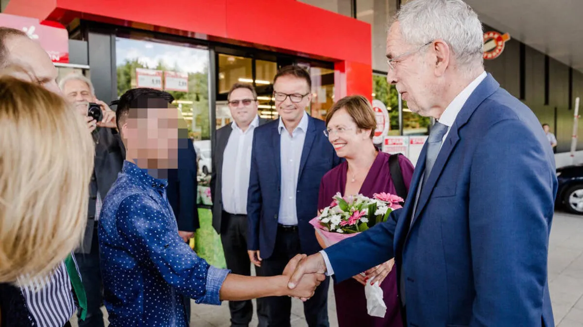 Van der Bellen mit Anschober und dem Lehrling aus Afghanistan