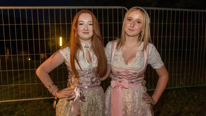 Die Zechgemeinschaft Feistritz an der Drau rund um Zechmeister Peter Lammegger lud am vergangenen Wochenende zu ihrem traditionellen Jahreskirchtag ein und zahlreiche Gäste folgten. Am Samstagabend sorgte FolKXtime auf der Kapellenwiese für Tanz und Unterhaltung. Am Sonntag folgte der Festzug zum Kriegerdenkmal und der Kranzniederlegung. Anschließend wurde vor der Kapelle die Feldmesse gefeiert, musikalisch gestaltet von der GMK Paternion-Feistritz. Am Montag, 31. August, lädt die Zech zum Nachkirchtag und Abendschoppen ins Restaurant Fetz.