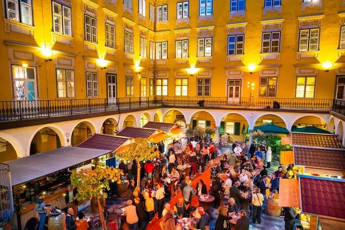 Der Internationale Trüffelmarkt im Paradeishof lädt von 21. bis 31. Oktober täglich von 10.30 bis 18.30 Uhr zum Entdecken und Verkosten ein. Am 26. Oktober bleibt der Markt geschlossen. Internationale Aussteller präsentieren hochwertige Trüffelspezialitäten aus 
verschiedenen Regionen Europas.
