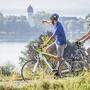 Der Turm des Benediktinerklosters auf der Fraueninsel ist vom Radweg aus zu sehen