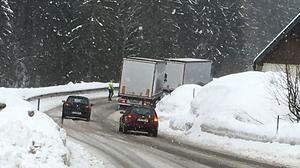 Alltag am Tauern: Immer wieder bleiben Lkw hängen