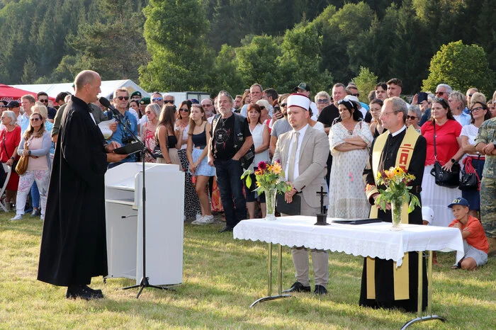 Worte der Besinnung gab es von dem Katholischedn Militärseelsorger Pater Anselm Michael Kassin, dem Evangelischen Militärseelsorger Miltärdekan Johanne Hülser.