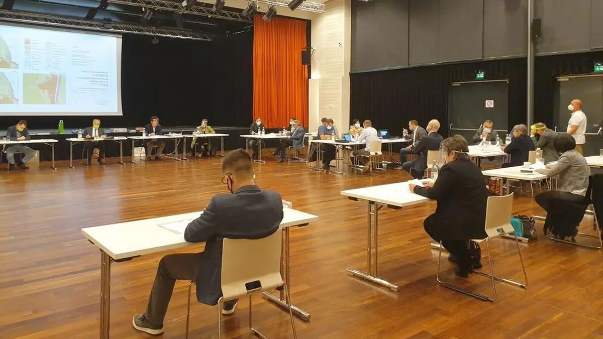 Mund-Nase-Masken und Abstand zwischen den Gemeinderäten - das war die Gemeinderatssitzung im Mai 2020 in Feldbach