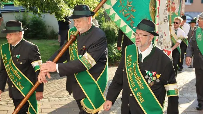 In Kirchberg an der Raab marschierten die Musikkapellen aus Gnas, Paldau und Kirchberg, die Kameradschaft Edelweiß, Feuerwehr und die ÖKB-Verbände der Region mit Fahnen zum Zapfenstreich auf.