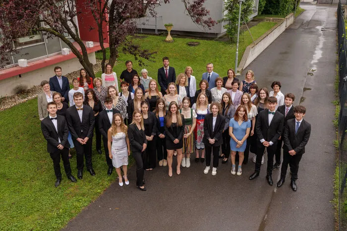 Es maturierten  Dornhofer Konstanze, Gambs Aaron, Glatz Jonathan, Gsell Elias, Harm Samuel, Herbsthofer Emily, Hochegger Linda, Hutter Teresa, Kalcher Jasmin, Karrer Simon, Kolmasch Klara, Kristandl Klara, Kurtz Louise, Maierhofer Jana, Moser Viola, Pichler Katharina, Primus Lena, Purkarthofer Marie, Rodler Romy, Rybnicek Mirjam, Tepegöz Zeynep, Vorraber Victoria, Walter Ute und Weitzer Paul. Klassenvorstand war Maria Posch.