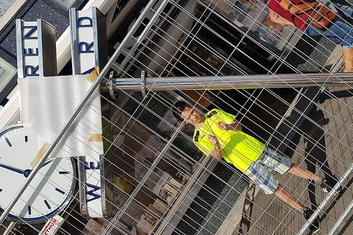 "Die Uhr hinter Gittern!" - und der neunjährige Lukas ebenfalls. Festgehalten von Roja Orthaber