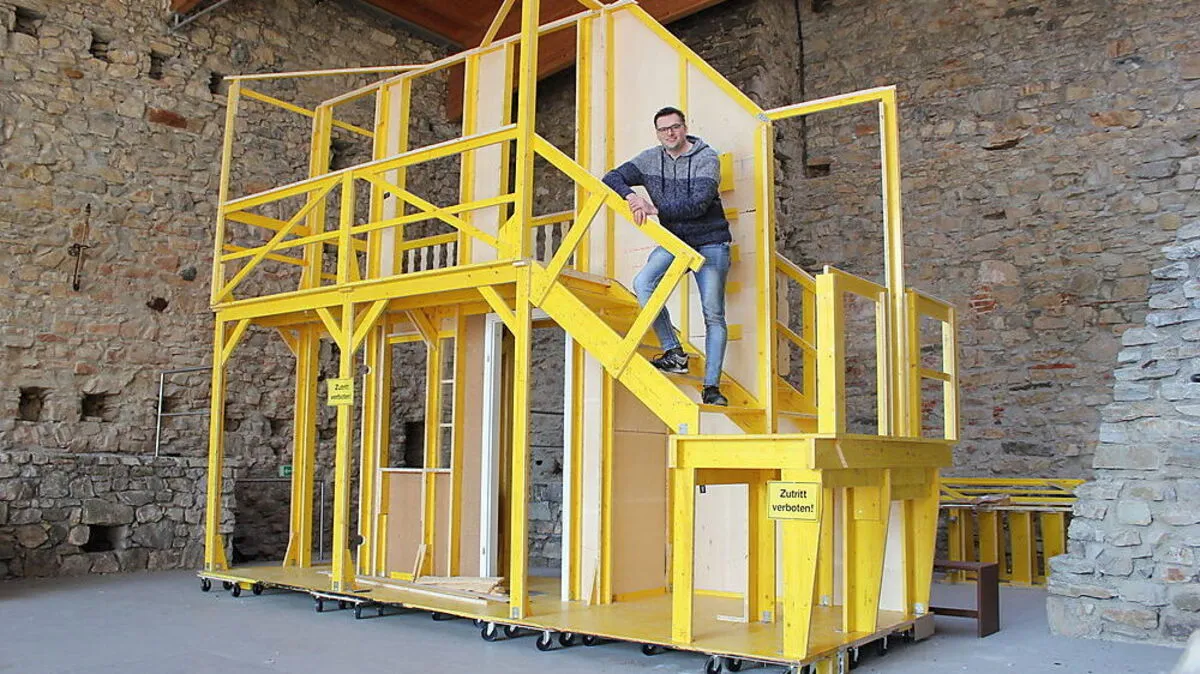 Thomas Vollmann auf dem Bühnenbild der Burghofspiele, das rund zwei Tonnen wiegt