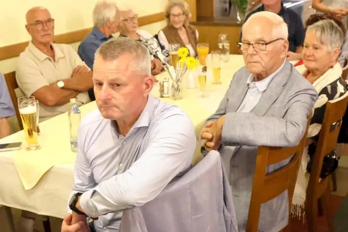 Übrigens: Am Eröffnungsabend am Freitag im Gasthof Lauchart gesichtet wurden unter anderem der Dritte Landtagspräsident Günter Leikam (vorne), Bürgermeister Seppi Ofner, der ehemalige ÖSV-Vizepräsident Toni Leikam sowie Filmglatze Otto Retzer.