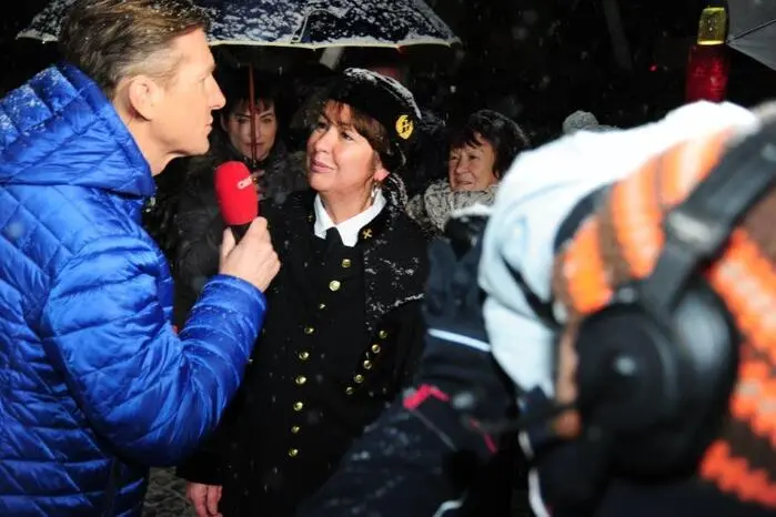 Nicht nur die Fohnsdorfer zeigten sich wetterfest, sondern auch die Moderatoren Nina Kraft und Oliver Zeisberger.