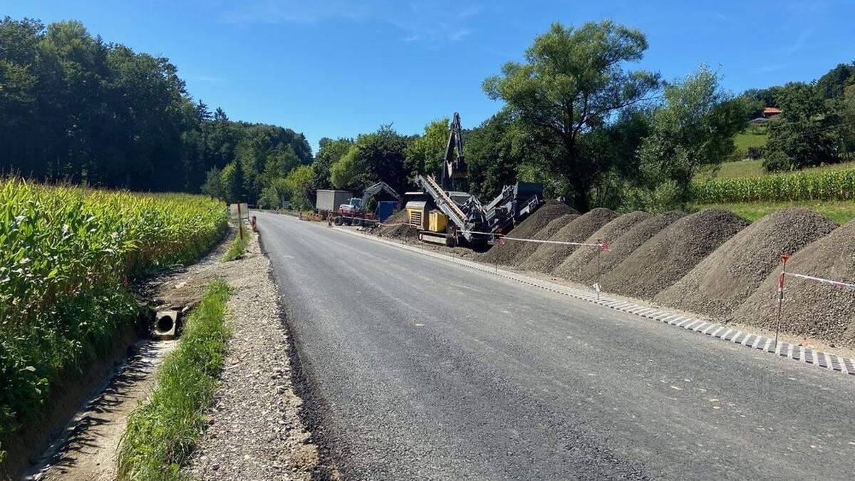 Jetzt muss die Straße asphaltiert werden, deshalb kommt eine Totalsperre