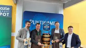 Bürgermeister Daniel Kos mit Vertretern der Brau Union beim Bieranstich zur Eröffnung