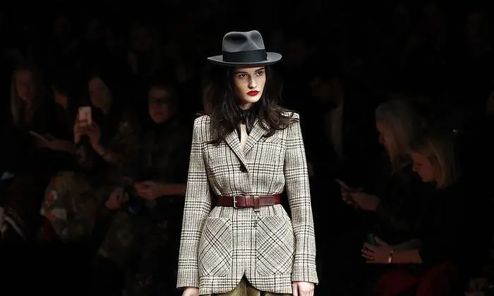 Hoschek setzt auf Erdtöne, Karos und robuste Stoffe 