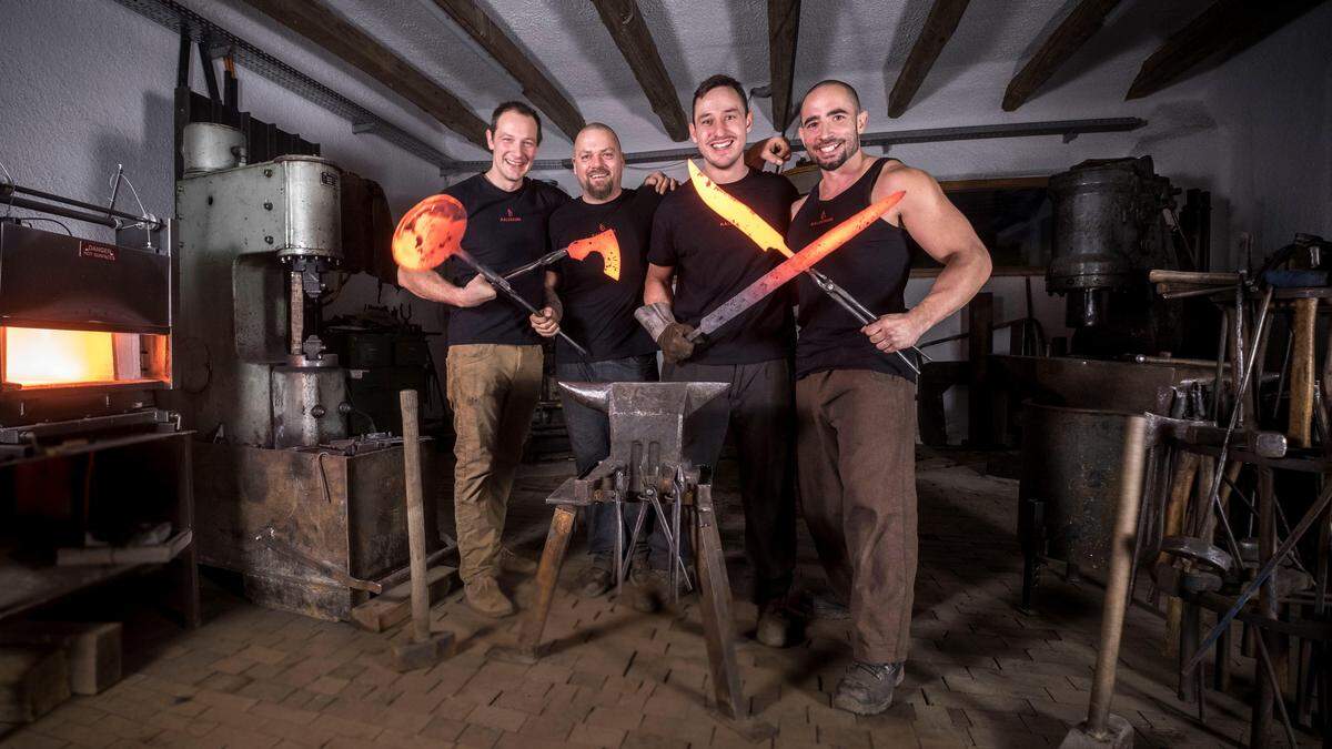 Das vierköpfige Team hinter Kalderum Klingenkunst: Berni, Phil, Gabriel und Christoph