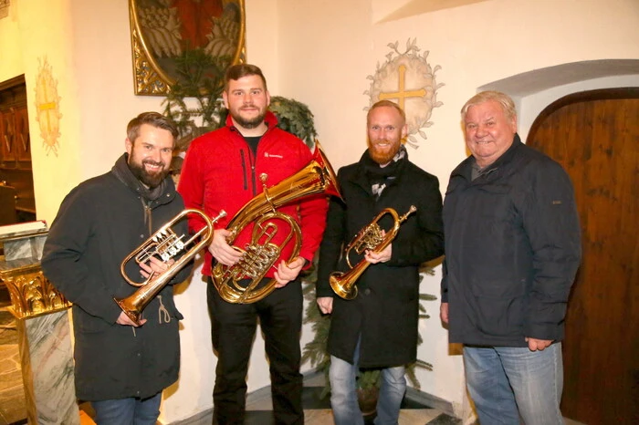 ...wirkte weiters ein Ensemble des Eisenbahnermusikvereines (EMV) Stadtkapelle St. Veit unter der Leitung von Martin Kanduth (links) mit.