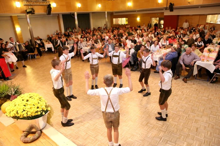 Neben dem Veranstalter wirkten weiters der Gemischte Chor Grafenstein, der Männerchor Althofen, die Kulmer Schuhplattler (Foto) sowie das Trio „M.O.S“ („Musi ohne Strom“) mit. 