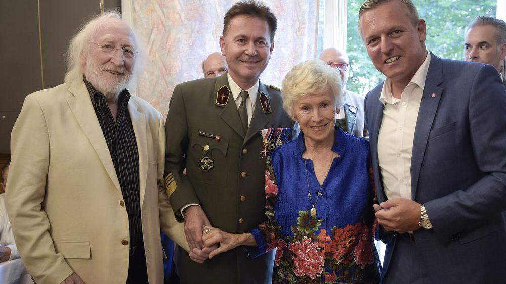 Christian Thomas Rachlé mit den Schauspiellegenden Waltraut Haas und Karl Merkatz, die zum von Minister Mario Kunasek (r.) überreichten Ehrenzeichen der Republik gratulierten