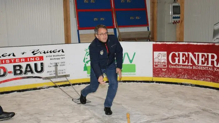 Bürgermeister Johannes Schmid lud zum großen sportlichen Netzwerktreffen der Kernraumgemeinden Voitsberg, Bärnbach, Maria Lankowitz und Rosental in die Eishalle Rosental ein. Nach der Absage der Stadtgemeinde Köflach konnte Rosental noch ein zweites Team stellen.