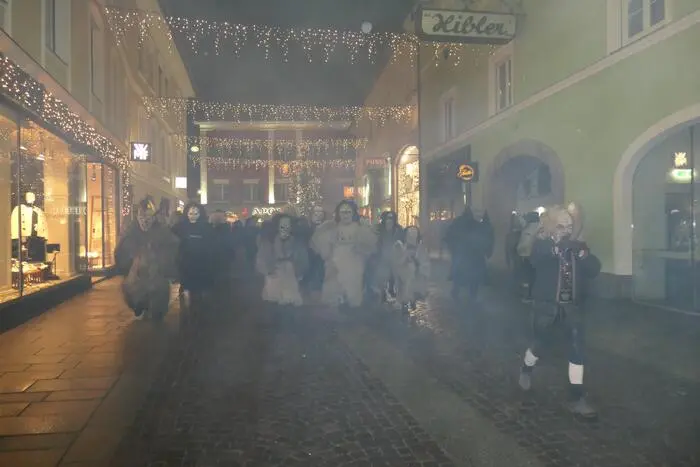 Durch die Rosengasse zog die Horde Krampusse zum Johannesplatz und verwandelte ihn in einen Hexenkessel