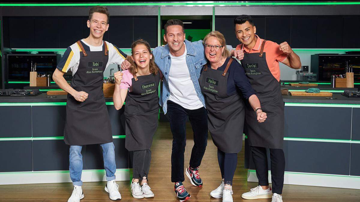 Theresa Putz (2. v. l.) hat sich im Team Alexander Kumptner ins Finale gekocht